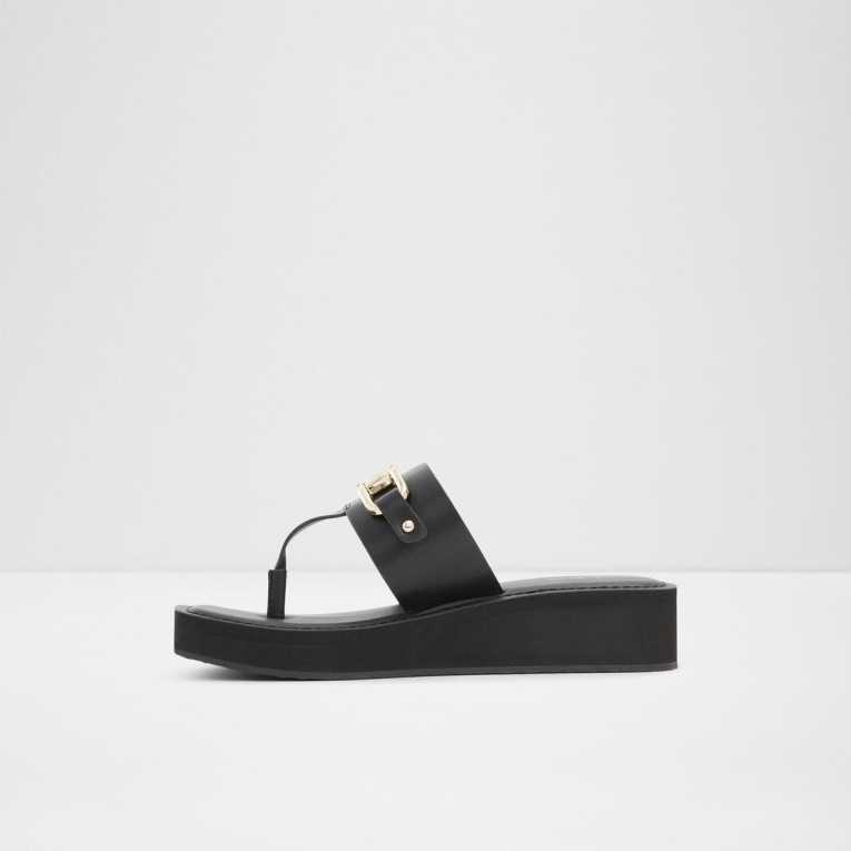 Aldo Junto A La Piscina Moda Negra