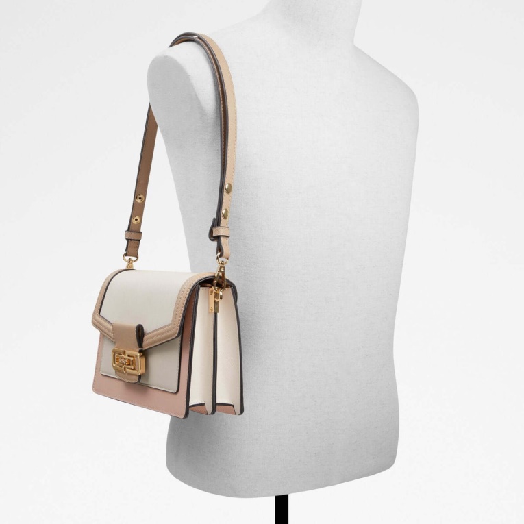 Moda Rosa Aldo Caresean