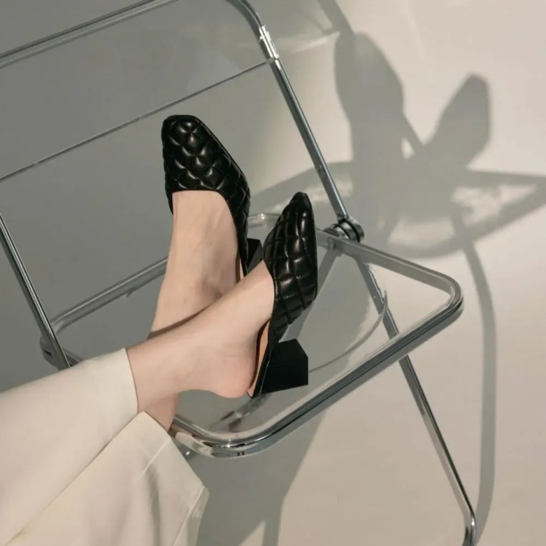 Mule Negro Con Tacón En Bloque Y Punta Cuadrada De Aldo Dranna De Moda Para Mujer