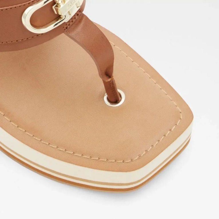 Macarenia Thong Beach Sandalia Con Cuña Para Mujer Cognac Aldo Fashion